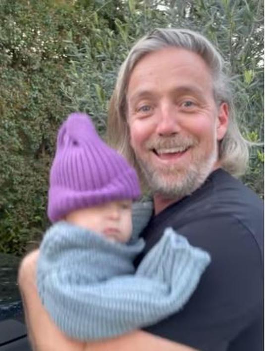 Keseruan Paris Chong dengan putri kecilnya, Kirana. Chong tak habis tertawa bila bersama sang putri. (Foto: Instagram/@raazharita)