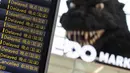 Papan penerbangan terlihat di Terminal Internasional Bandara Haneda setelah penerbangan dibatalkan atau ditunda karena badai tropis Jangmi di Tokyo, Jepang, Rabu 3 Juni 2026. (Andrew CAALLERO-REYNOLDS/AFP)