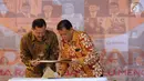 Ketua Bawaslu, Abhan (kanan) bersama Ketua Komnas HAM, Ahmad Taufan Damanik jelang menandatangani nota kesepahaman atau Mou pada perayaan HUT 1 Dasawarsa Bawaslu di Jakarta, Senin (9/4). (Liputan6.com/Helmi Fithriansyah)