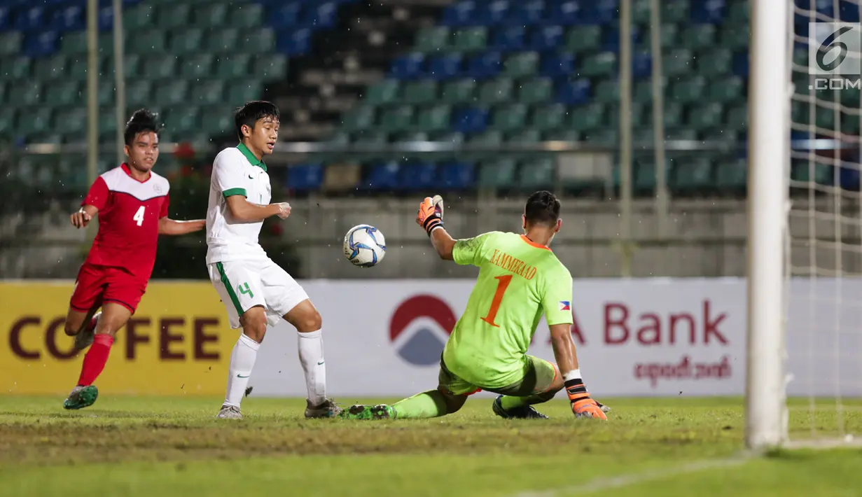 Pemain Timnas U-19 Indonesia Samuel C. Simanjuntak berebut bola dengan penjaga gawang Timnas U-19 Filipina dalam laga kedua Grup B Piala AFF U-18 di Thuwunna Stadium, Myanmar, Kamis (8/9). Timnas U-19 Indonesia menang telak 9-0 (Liputan6.com/Yoppy Renato)