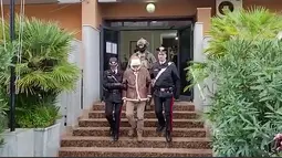 Tangkapan video yang diambil pada Senin, 16 Januari 2023 menunjukkan penangkapan oleh Carabinieri terhadap bos mafia paling dicari di Italia, Matteo Messina Denaro di Palermo, di negara asalnya Sisilia setelah 30 tahun dalam pelarian. Matteo Messina Denaro, ditangkap di sebuah klinik swasta di Palermo, Ibu Kota Sisilia. (HO / ITALIAN CARABINIERI PRESS OFFICE / AFP)