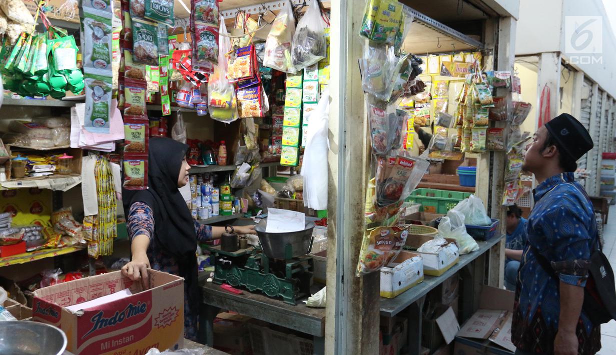 Warga berbelanja kebutuhan pokok di PD Pasar Jaya Gondangdia, Jakarta, Jumat (19/1). Kementerian Perdagangan akan merevitalisasi 1.200 pasar tradisional pada 2018. (Liputan6.com/Angga Yuniar)