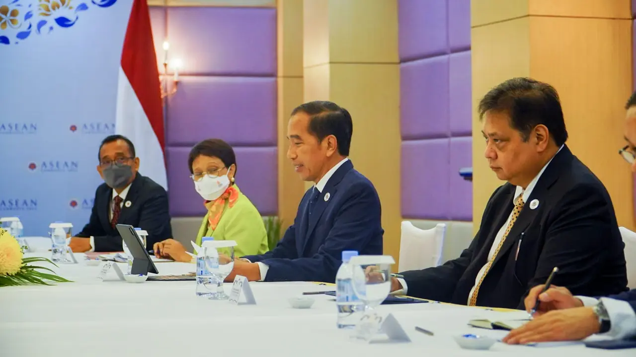 Presiden Joko Widodo saat mengawali pertemuan dengan Presiden ADB Masatsugu Asakawa di Phnom Penh, Kamboja, Kamis (10/11/2022).