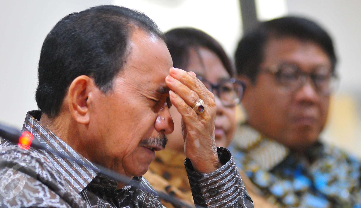 Komisaris Utama Pertamina, Tanri Abeng bereaksi ketika menggelar keterangan pers di di Kementerian BUMN, Jakarta, Jumat (3/2). Pertamina memutuskan untuk merubah nomenkelatur AD-ART dengan menghapus jabatan wakil direktur utama (Liputan6.com/Angga Yuniar)