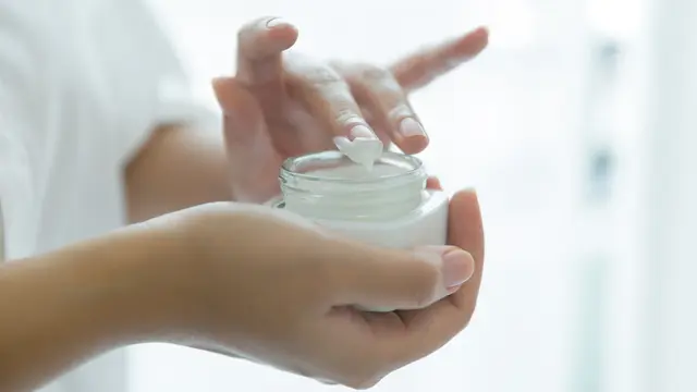 Penggunaan Eye Cream yang Berlebihan (Freepik)