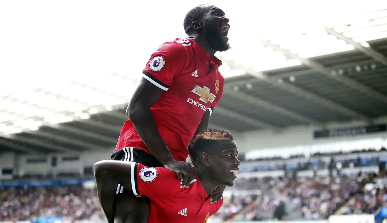 Pemain Manchester United, Paul Pogba dan Romelu Lukaku saat merayakan gol ke gawang Swansea City ,pada lanjutan Premier League di Liberty Stadium, Swansea, (19/8/2017). MU menang 4-0. (Nick Potts/ PA via AP)