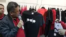 Sekjen DPP PDIP Hasto Kristiyanto menunjukkan kaus saat peluncuran official store atribut PDIP di Jakarta, Senin (21/1). Peluncuran ini merupakan penegas bahwa PDIP memiliki keberpihakan penuh terhadap kreativitas anak negeri. (Liputan6.com/Faizal Fanani)