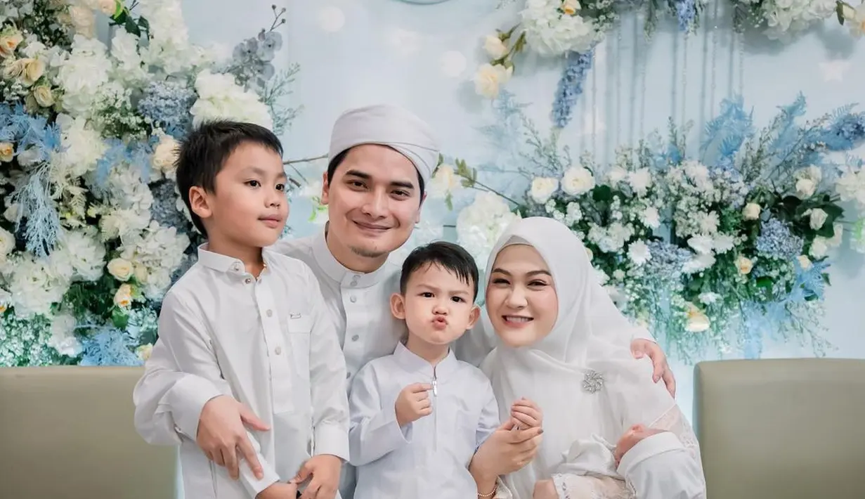 Bagi Alvin dan Henny, kehadiran anak yang diberi nama Muhammad Mikail Faiz Alhaliem itu merupakan anak keduanya. Seperti diketahui, dari pernikahan pertamanya, masing-masing dikaruniai seorang anak. [Instagram/hennyyrahman]