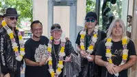 Anas Syahrul Alimi, founder JogjaROCKarta Festival menyambut kedatangan Scorpions di Bandara Adisutjipto Yogyakarta Jumat, (28/2). (Rajawali Comm)