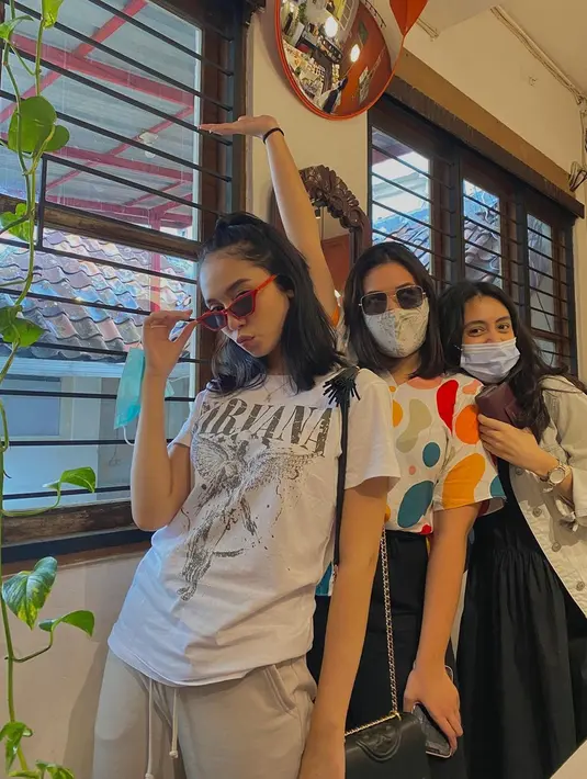 Tak hanya sendiri, perempuan asal Bali ini juga kerap terlihat hangout bersama teman-temannya. Gayanya yang simpel saat hangout ini mencuri perhatian publik. Meski simpel dan natural, Acha tetap terlihat menawan saat berfoto bersama.(Liputan6.com/IG/@asha.assuncao)
