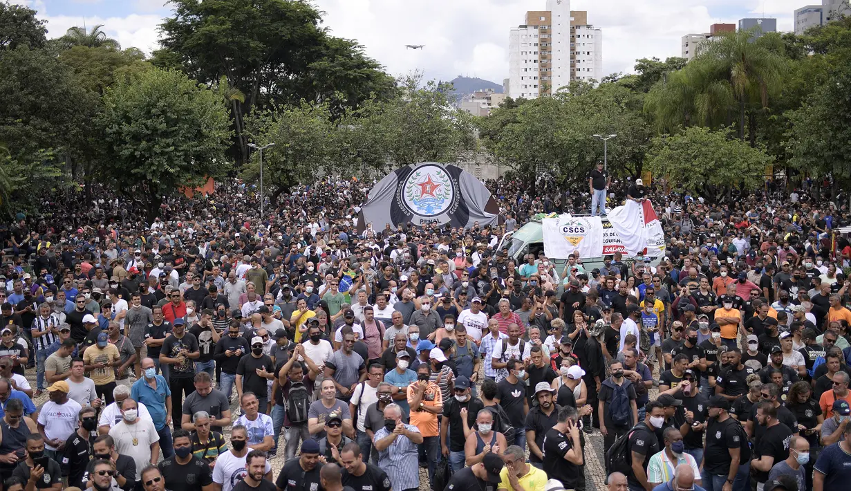 Polisi dan agen pasukan keamanan negara bagian Minas Gerais protes menuntut gaji yang lebih tinggi di Belo Horizonte, Brasil, 21 Februari 2022. Demonstrasi mendapat dukungan dari Komandan Umum Polisi Militer negara bagian dan mengumpulkan ribuan polisi serta agen keamanan publik. (Douglas MAGNO/AFP)