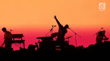 Grup band asal Los Angeles, LANY menghibur penggemarnya dalam konser bertajuk "LANY Malibu Night Tour" di Tennis Indoor Senayan, Jakarta, Rabu (14/8/2019) malam. Trio electro pop yang digawangi Paul Jason Klein, Jake Goss dan Less Priest ini membawakan 16 lagu. (Fimela.com/Bambang E. Ros)