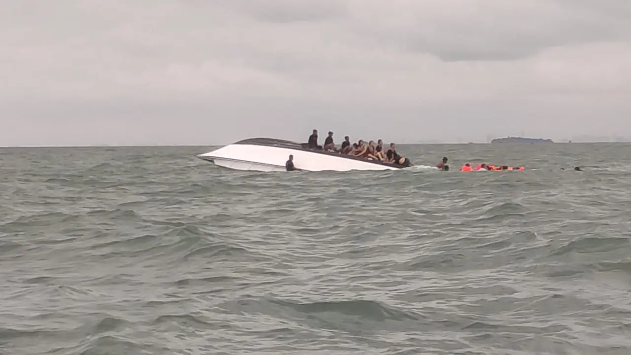 Speedboat Terbalik di Perairan Pulau Rambutr, Untung Jawa, Kepulauan Seribu