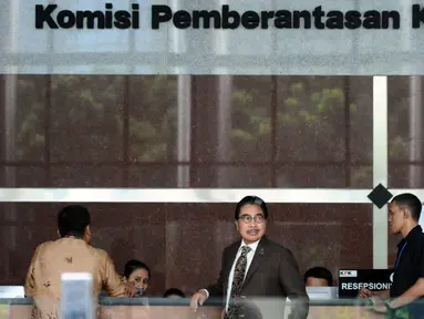 Pengacara Hotma Sitompul (tengah) usai menjalani pemeriksaan di Gedung KPK, Jakarta, Rabu (8/11). Hotma diperiksa terkait kasus dugaan korupsi KTP Elektronik. (Liputan6.com/Helmi Fithriansyah)