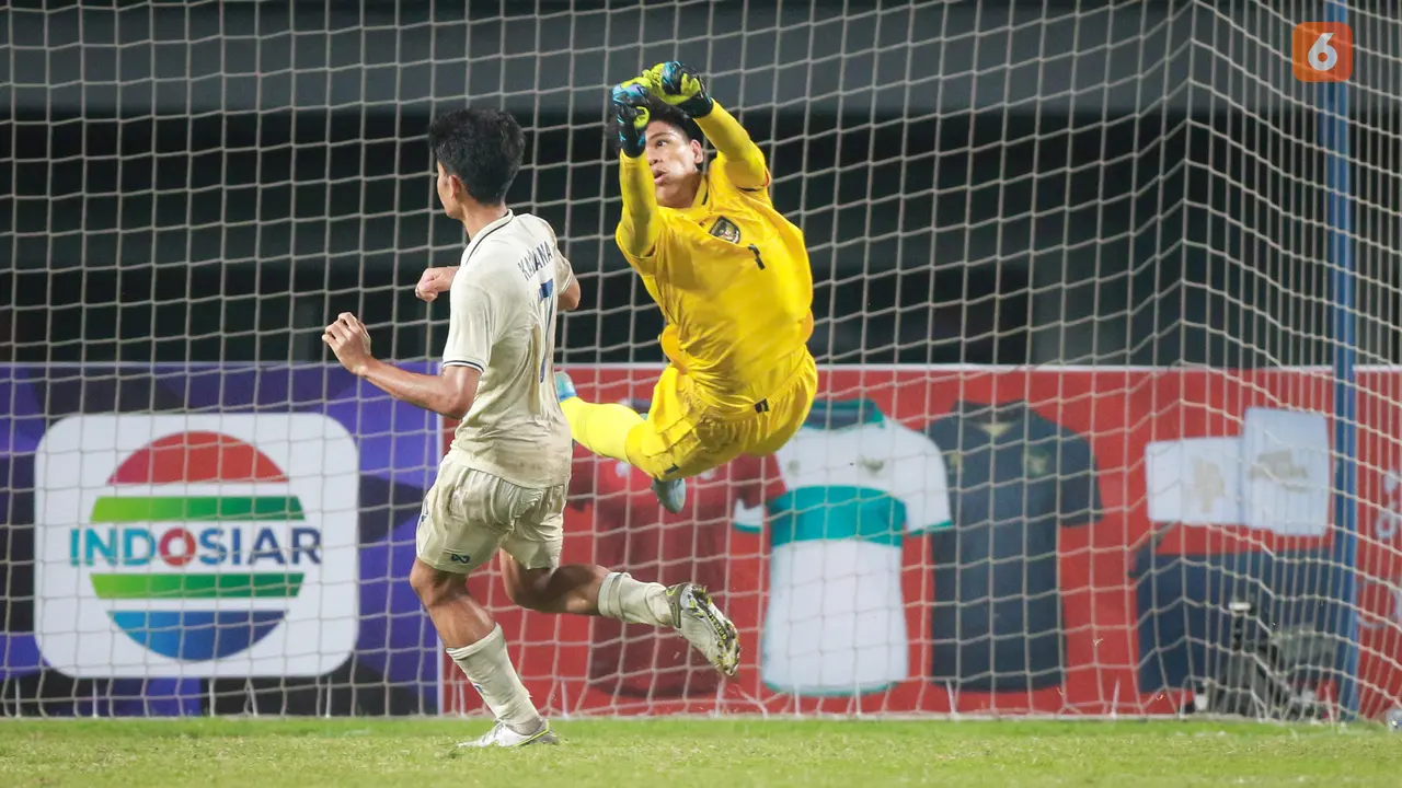 Foto: Aksi Heroik Cahya Supriadi Saat Selamatkan Gawang Timnas Indonesia U-19 dari Gempuran Thailand di Piala AFF U-19
