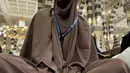Salah satu tampilannya yang mencuri perhatian adalah ketika ia mengenakan khimar panjang berwarna beige dengan abaya yang serasi, dipadukan dengan kacamata hitam yang menambah kesan stylish tanpa menghilangkan kesan syar’i.  [@enzystoria]