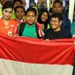 Pemain Timnas Indonesia, Andik Vermansyah (tengah) berfoto bersama penggemarnya di Bandara Soekarno Hatta, Tangerang, Minggu (18/12). Sebelumnya, Indonesia melakoni laga final kedua Piala AFF 2016 kontra Thailand. (Liputan6.com/Helmi Fithriansyah)