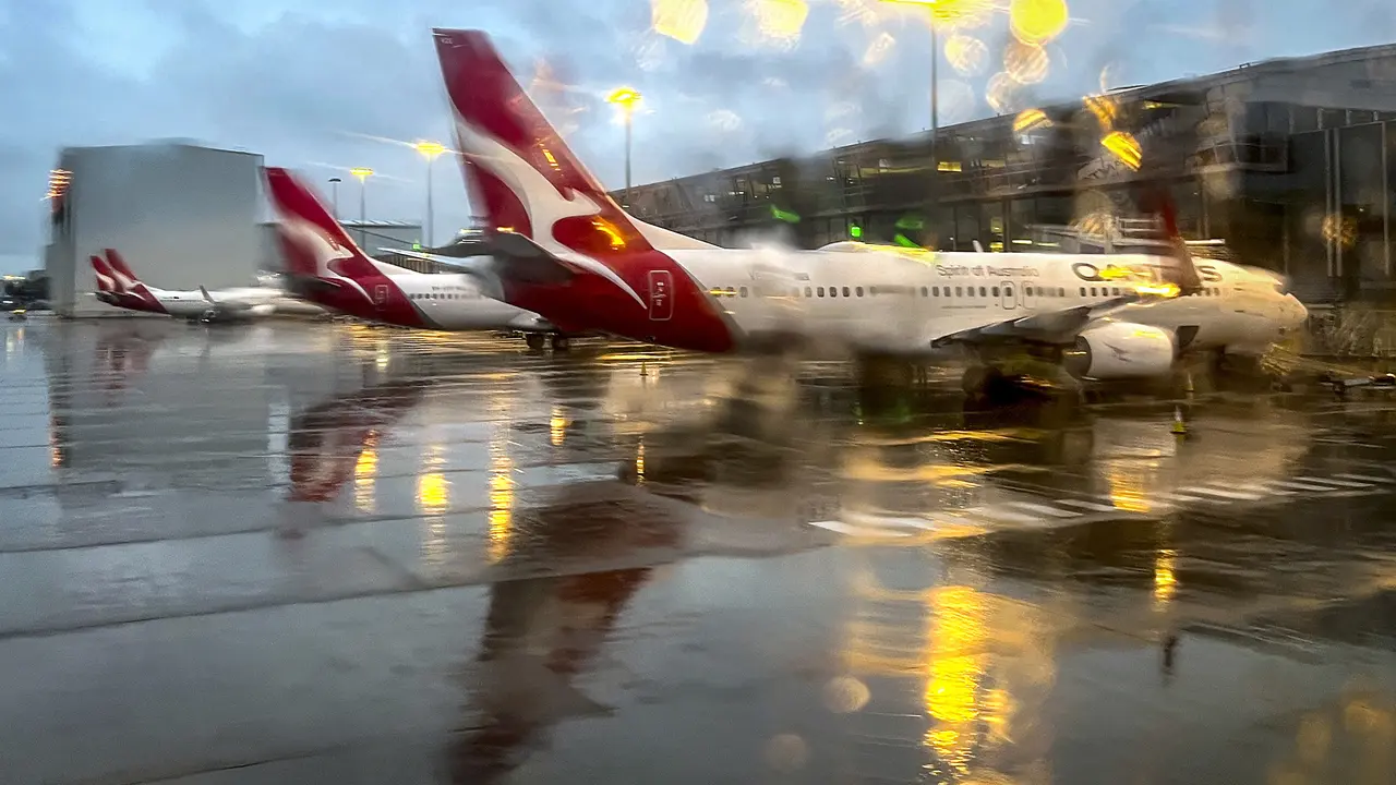 Sudah 285 Penerbangan Dibatalkan di Bandara Sydney dalam 2 Hari Akibat Cuaca Buruk