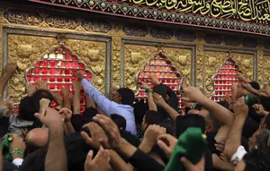 Umat Syiah Irak berdoa di tempat suci Imam Abbas pada malam Asyura di kota suci Karbala (9/9/2019). Hari Asyura merupakan puncak peringatan Tragedi Karbala. (AFP Photo/Mohammed Sawaf)