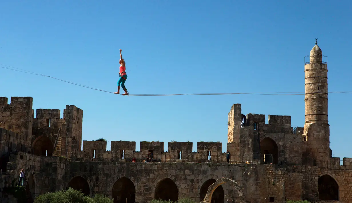 Slackliner Amerika, Heather Larsen saat beraksi melintasi dua menara Museum David di Yerusalem 2 Mei 2016.Olahraga Slackline mulai mewabah di dunia termasuk di Indonesia. (REUTERS / Nir Elias)