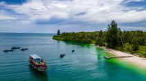 Foto udara memperlihatkan perahu nelayan di Pulau Panjang, yang pernah menjadi objek sengketa batas pulau antara Aceh dan Sumatra Utara, di Singkil, Provinsi Aceh bagian selatan, pada Rabu 12 November 2025. Pulau Panjang yang menjadi satu dari gugusan kepulauan di Pulau Banyak, Aceh Singkil, menawarkan wisata bahari dengan pantai berpasir putih dan air laut yang jernih. (CHAIDEER MAHYUDDIN/AFP)