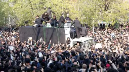 Ribuan orang ikut mengiringi jenazah Hashemi Rafsanjani menuju tempat upacara pemakaman di Teheran, Iran (10/1). Rafsanjani ikut berperan penting dalam reovolusi 1979 namun belakangan bertentangan dengan kelompok garis keras. (AFP/Atta Kenare)