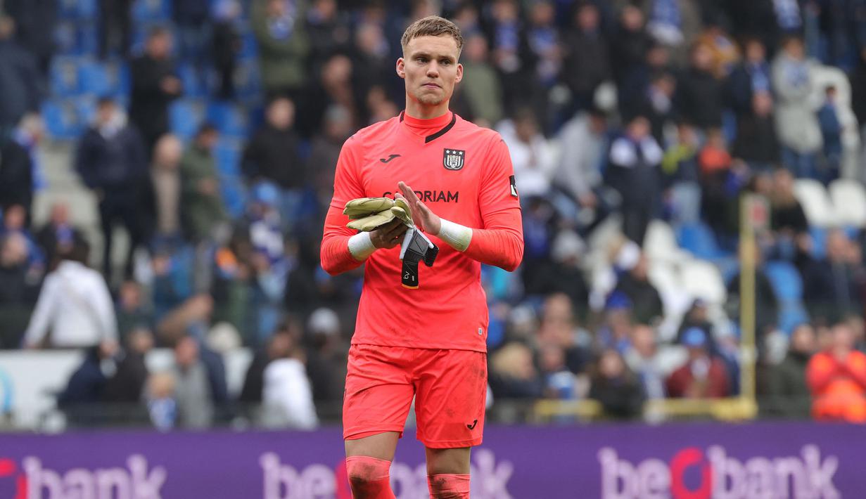 Bart Verbruggen termasuk dalam skuad Belanda yang meraih posisi ketiga pada Piala Dunia U-17 edisi 2019, meski ia sama sekali tak pernah dimainkan. Usai turnamen ia hengkang dari NAC Breda untuk bergabung dengan Anderlecht pada awal musim 2020/2021. (AFP/Belga/Virginie Lefour)