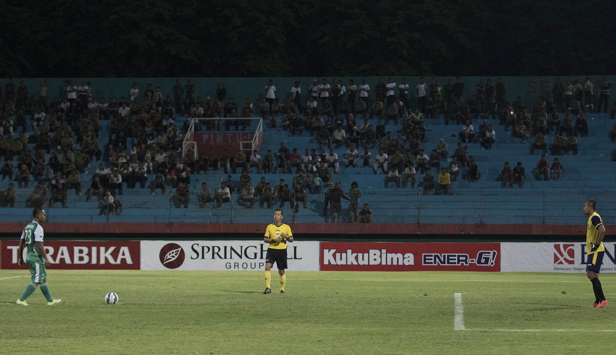 Pemain PS TNI, Wawan Febrianto, bersiap melakukan penalti pada laga Piala Jenderal Sudirman melawan PBFC di Gelora Delta Sidoarjo, Jawa Timur, Rabu (18/11/2015). (Bola.com/Vitalis Yogi Trisna)