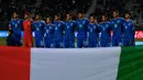 Para pemain starting XI Timnas Italia U-20 berbaris menyanyikan lagu kebangsaan Italia sebelum dimulainya laga babak 16 besar Piala Dunia U-20 2023 menghadapi Inggris di Diego Armando Maradona Stadium, La Plata, Argentina (31/5/2023). Italia tercatat pernah satu kali menjadi peringkat ketiga Piala Dunia U-20 pada edisi 2017 di Korea Selatan. Kala itu Italia menang 4-1 (0-0) dari Uruguay lewat adu penalti. (AFP/Luis Robayo)