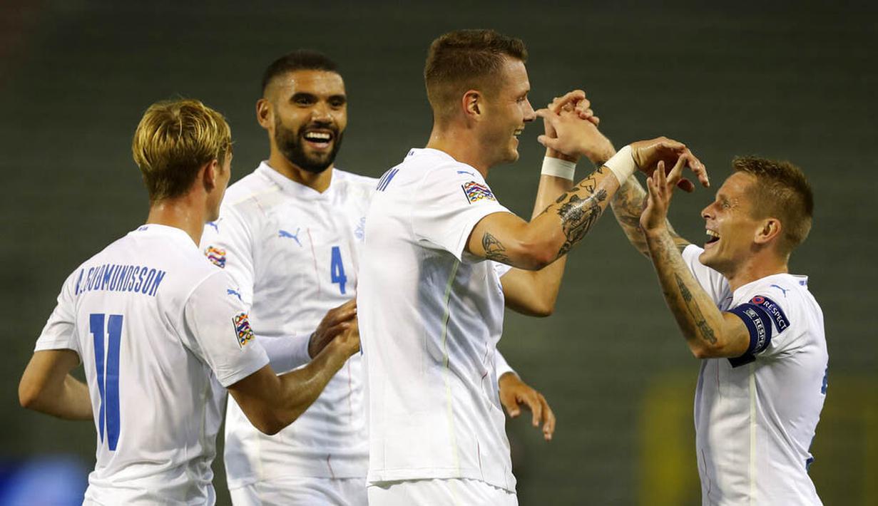 Pemain Islandia, Holmbert Fridjonsson, melakukan selebrasi usai mencetak gol ke gawang Belgia pada laga UEFA Nations League di Stadion King Baudouin, Rabu (9/9/2020). Belgia menang telak dengan skor 5-1. (AP/Francisco Seco)
