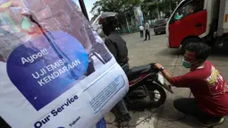 Kegiatan ini menyasar kendaraan roda dua dan empat untuk memastikan kepatuhan standar lingkungan, terutama yang berusia di atas 3 tahun. Tampak dalam foto, petugas Suku Dinas Lingkungan Hidup melakukan pengukuran gas buang kendaraan saat operasi uji emisi di Pintu Keluar Terminal Blok M, Jakarta, Kamis (9/4/2026). (Kapanlagi.com/Budy Santoso)