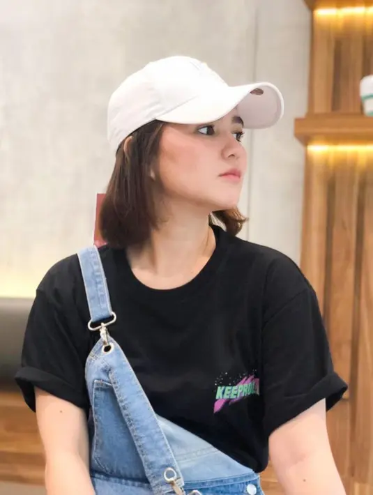 Aktris hits FTV Tanah Air ini selalu menyita perhatiannya saat di foto. Termasuk saat Masayu Clara foto dengan gaya candid menolah ke arah kiri. Gaya candidnya ini dipuji netizen cantik memesona. (Liputan6.com/IG/@masayuclara)