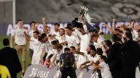 Para pemain Real Madrid mengangkat piala saat merayakan kemenangan La Liga musim 2019/20 usai menaklukkan Villarreal di Estadio Alfredo Di Stefano, Kamis (16/7/2020). Real Madrid memastikan diri menjadi juara Liga Spanyol setelah mengalahkan Villarreal 2-1. (AP Photo/Bernat Armangue)