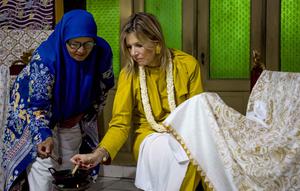 Ratu Maxima dari Belanda (kanan), dalam kapasitasnya sebagai Advokat Khusus Sekretaris Jenderal PBB untuk Keuangan Inklusif untuk Pembangunan (UNSGSA), mencoba membatik di Kampung Batik Laweyan, Surakarta, Jawa Tengah, pada Selasa 25 November 2025. Ratu Belanda, Maxima Zorreguieta Cerruti, mengunjungi Kampung Batik Laweyan, Surakarta, Jawa Tengah, Selasa (25/11/2025). (DEVI RAHMAN/AFP)