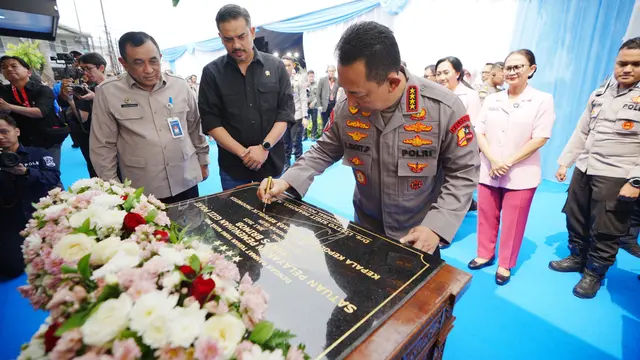 Kapolri Jenderal Listyo Sigit Prabowo meresmikan 28 Satuan Pelayanan Pemenuhan Gizi (SPPG) di Korbrimob Polri, Kelapa Dua, Depok, Jawa Barat, Kamis (17/7/2025).