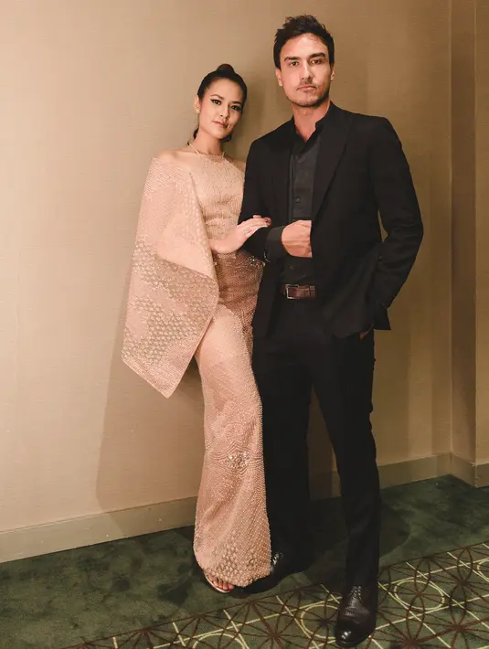 Glamor dan elegan merupakan busana yang cocok banget dipakai Raisa hadir di acara formal bersama sang suami. Nggak berlebihan, Raisa berhasil tampil cantik memesona. (Instagram/raisa6690)