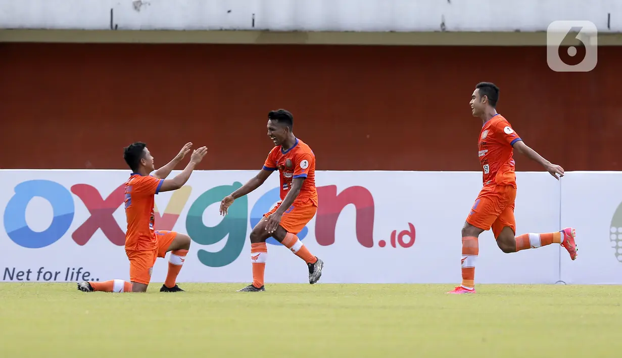 Selebrasi pemain Persiraja Banda Aceh setelah Assanur Rijal (tengah) mencetak gol pertama ke gawang Persita Tangerang dalam pertandingan babak penyisihan Piala Menpora 2021 di Stadion Maguwoharjo, Sleman, Rabu (24/3/2021). Persiraja menang 3-1. (Bola.com/Arief Bagus)