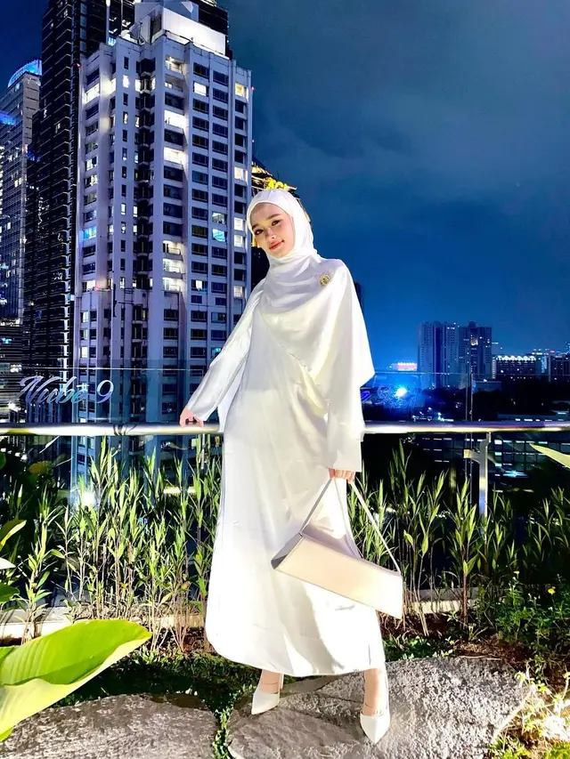 7 Gaya OOTD Berhijab Ala Inara Rusli Ini Bisa Jadi Inspirasi
