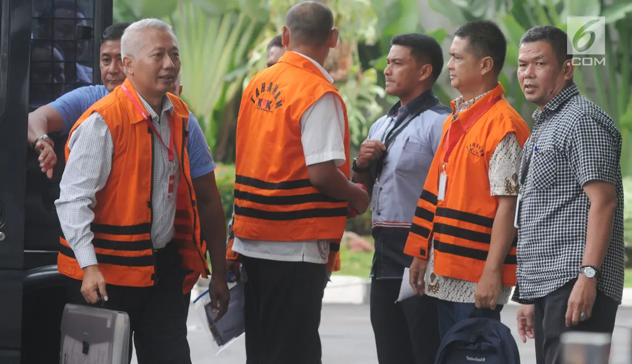 Terdakwa mantan Dirjen Hubla Kementerian Perhubungan Antonius Tonny Budiono (kiri) bersama para tersangka lainya turun dari mobil tahanan bersiap menjalani pemeriksaan di gedung KPK, Jakarta, Senin (23/4). (Merdeka.com/Dwi Narwoko)