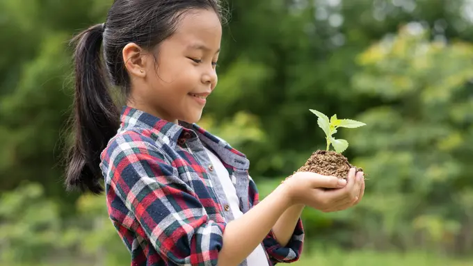 Ajarkan Anak Cinta Lingkungan Sejak Dini, Begini Cara Menanamkannya Sejak Kecil [Dok/freepik.com]