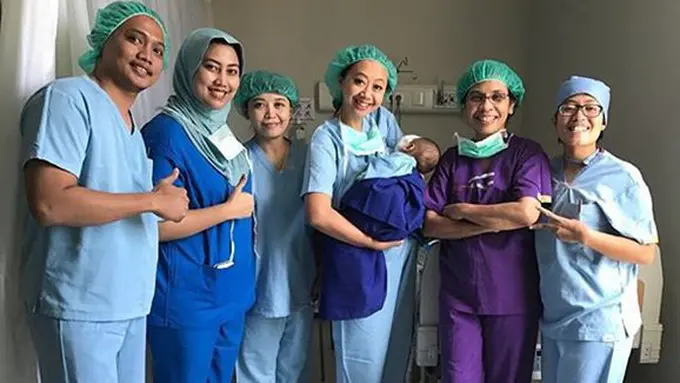 Anak kedua Asri harus menjalani operasi katarak/copyright: instagram asri welas