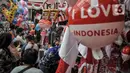 Warga memilih pernak-pernik untuk perayaan Hari Kemerdekaan ke-77 Republik Indonesia di Pasar Jatinegara, Jakarta Timur, Minggu (7/8/2022). Penjualan pernak-pernik perayaan 17 Agustus seperti bendera Merah Putih, alat perlombaan, dan berbagai hiasan Hari Kemerdekaan di Pasar Jatinegara mengalami peningkatan hingga 50 persen dibandingkan tahun lalu seiring meredanya penyebaran Covid-19. (merdeka.com/Iqbal S Nugroho)
