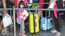 Seorang anak saat mangantri di loket Stasiun Pasar Senen, Jakarta, Rabu (23/12). Libur Natal dan Tahun baru di manfaatkan sejumlah masyarakat untuk berlibur dan kembali ke kampung halaman. (Lipitan6.com/Angga Yuniar)