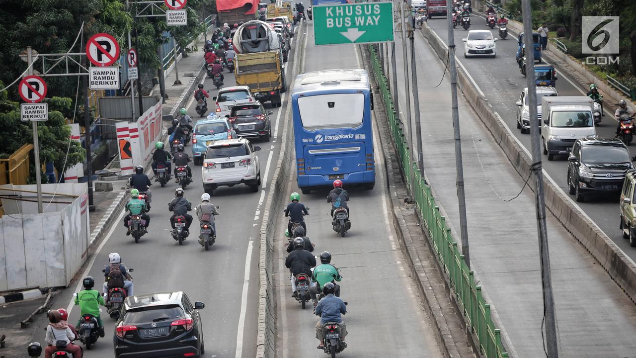 Kurang Disiplin, Mobil dan Sepeda Motor Masuk Jalur Transjakarta