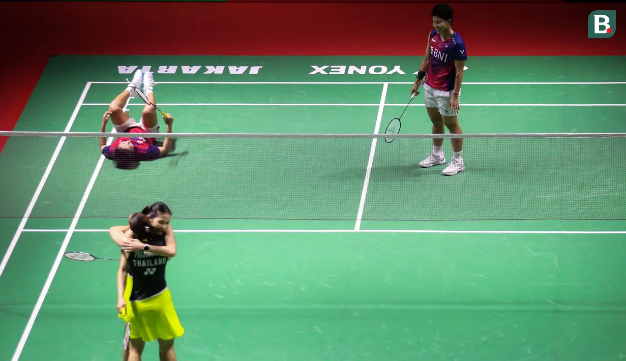 Reaksi kecewa pebulutangkis ganda putri Indonesia, Apriyani Rahayu/Siti Fadia Silva Ramadhanti setelah kalah dari wakil Thailand, Jongkolphan Kitiharakul/Rawinda Prajongjai pada laga perempatfinal Indonesia Masters 2023 di Istora Senayan, Jakarta, Jumat (27/01/2023). Apri/Fadia kalah dengan skor 21-16, 17-21, 18-21. (Bola.com/Bagaskara Lazuardi)