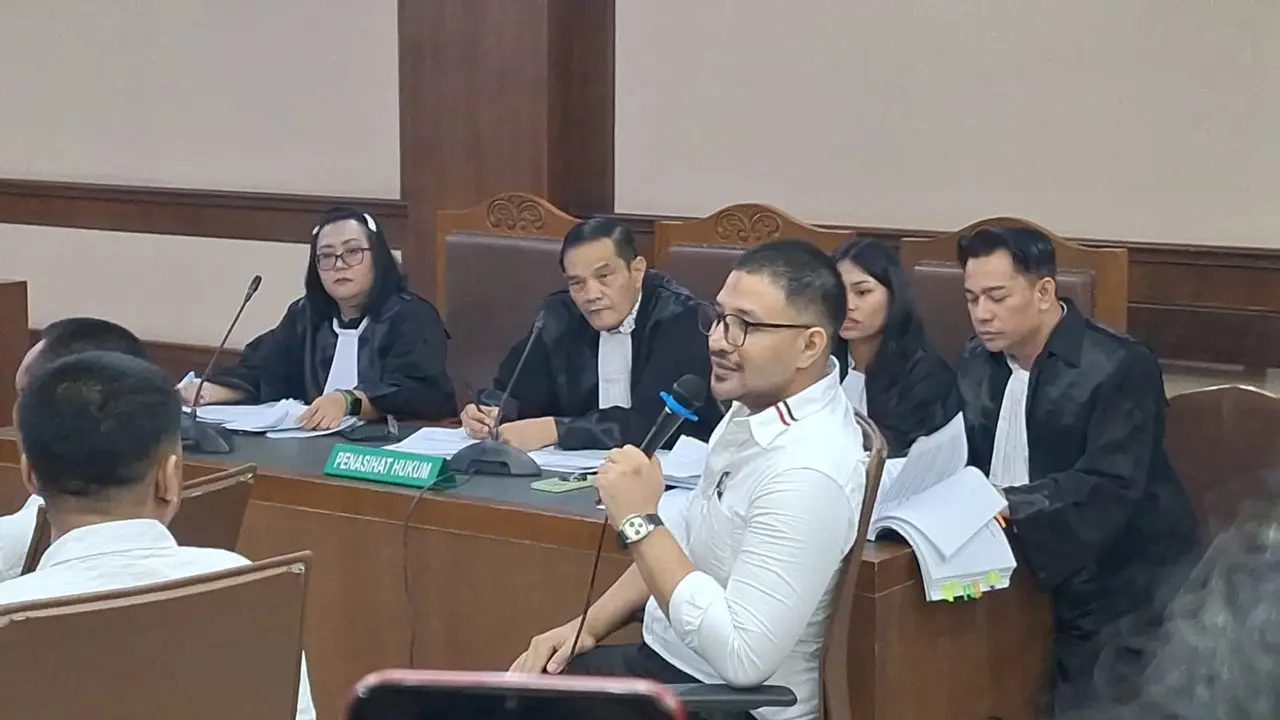 Ammar Zoni di persidangan. (M Altaf Jauhar/ Liputan6.com)