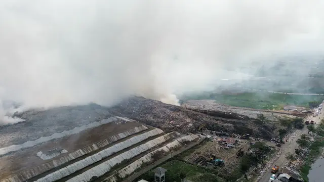 Begini Tampak Udara Kebakaran TPA Jatiwaringin Tangerang