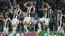 Pemain Juventus berselebrasi usai laga perempat final leg pertama Liga Champions antara Juventus vs Barcelona di Juventus Stadium, Italia, Rabu (12/4). Juve kalahkan Barca dengan skor 3-0. (AFP PHOTO / MIGUEL MEDINA)