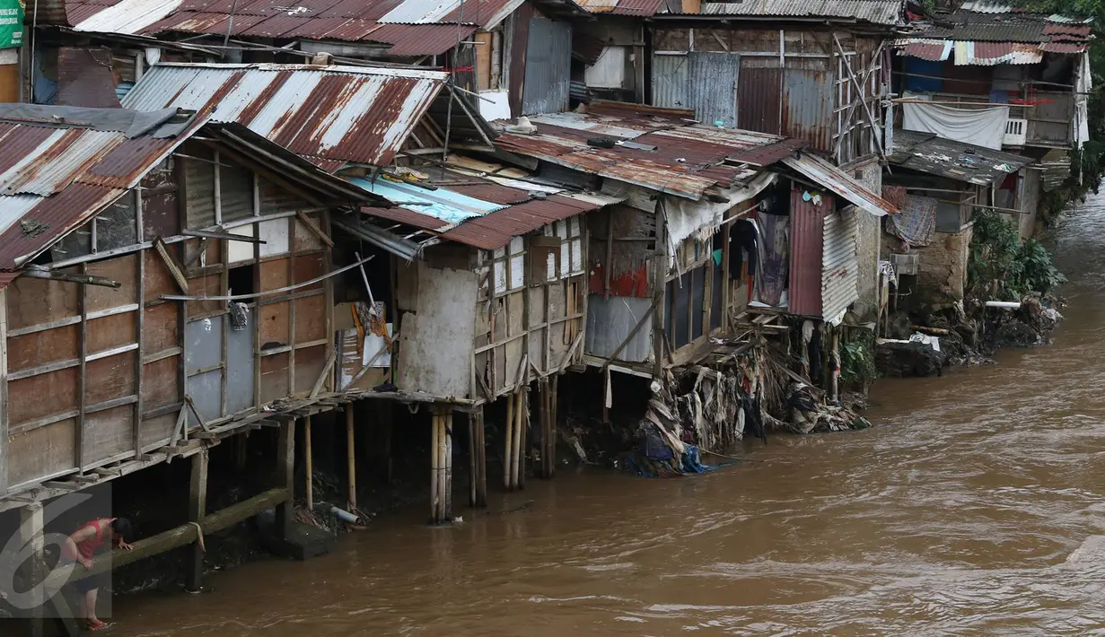 Deretan rumah semi permanen di bantaran Sungai Ciliwung, Manggarai, Jakarta (31/10). Kepala Bappenas Bambang Brodjonegoro mengatakan saat ini terdapat 13,5 juta penduduk Indonesia yang hidup miskin di lingkungan kumuh. (Liputan6.com/Immanuel Antonius)