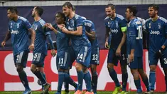 Gelanadang Juventus, Douglas Costa (ketiga kiri) berselebrasi dengan rekan-rekannya usai mencetak gol di menit ke-90  ke gawang Lokomotiv Moswoc pada pertandingan Grup D Liga Champions di stadion RZD Arena, Moskow (6/11/2019). Juventus menang 2-1 atas Lokomotiv Moscow. (AFP Photo/Alexander Nemenov)